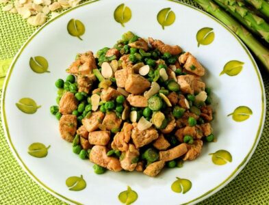 Petto di pollo con asparagi e mandorle